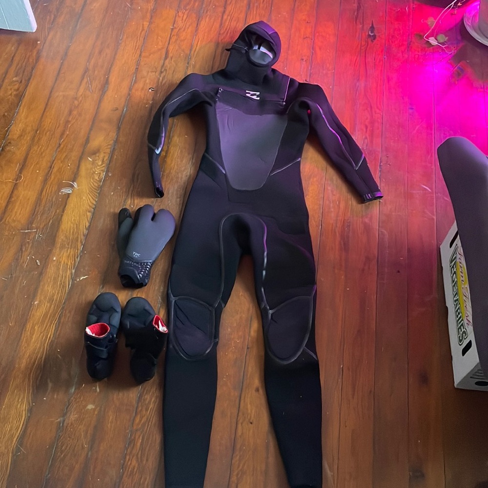 Billabong wetsuit 5-4 with hood, Patagonia booties, lobster gloves for surfing